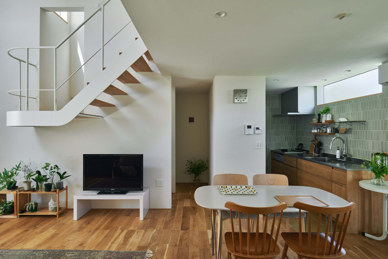 スチール階段と吹抜けとモルタルテラス/半田市 | 二十二世紀の家|ECOHAUS(エコハウス)|木の断熱材エコボード