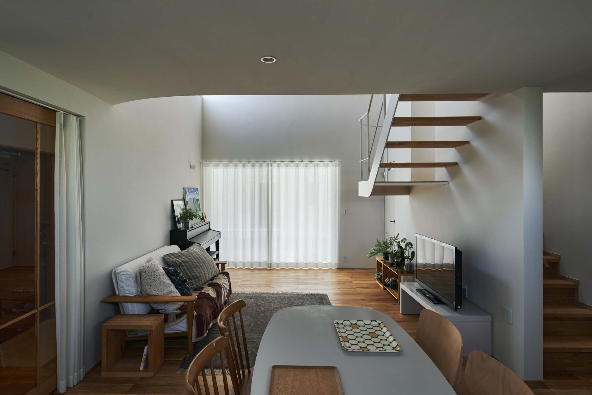 スチール階段と吹抜けとモルタルテラス/半田市 | 二十二世紀の家|ECOHAUS(エコハウス)|木の断熱材エコボード