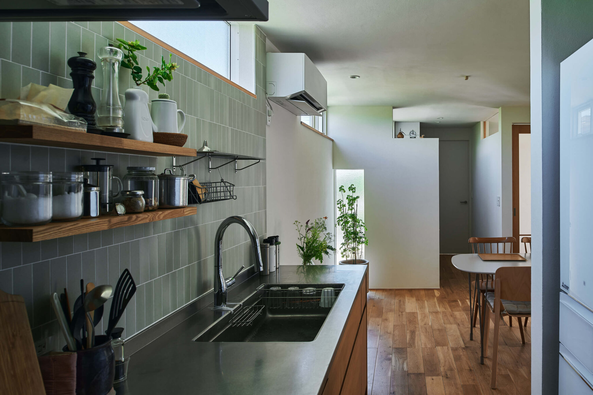 スチール階段と吹抜けとモルタルテラス/半田市 | 二十二世紀の家|ECOHAUS(エコハウス)|木の断熱材エコボード