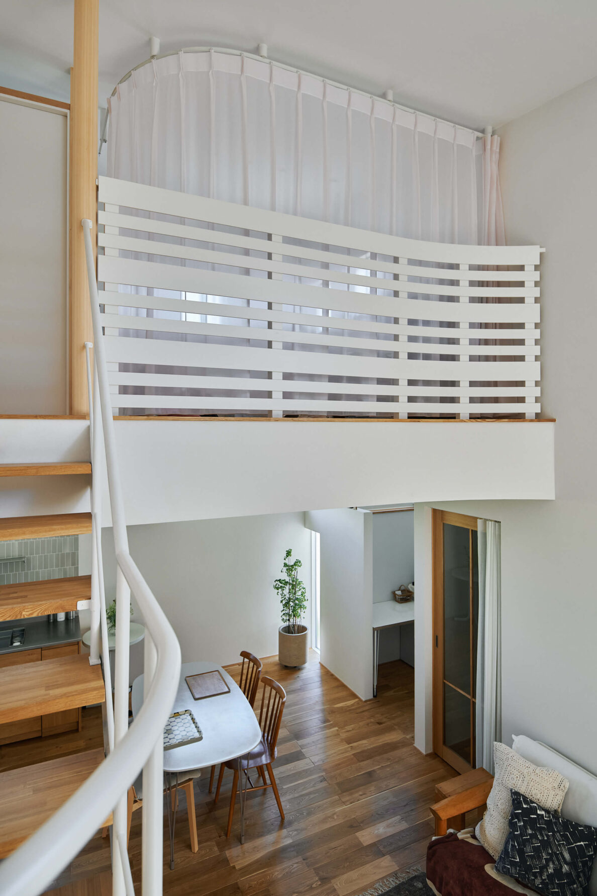 スチール階段と吹抜けとモルタルテラス/半田市 | 二十二世紀の家|ECOHAUS(エコハウス)|木の断熱材エコボード