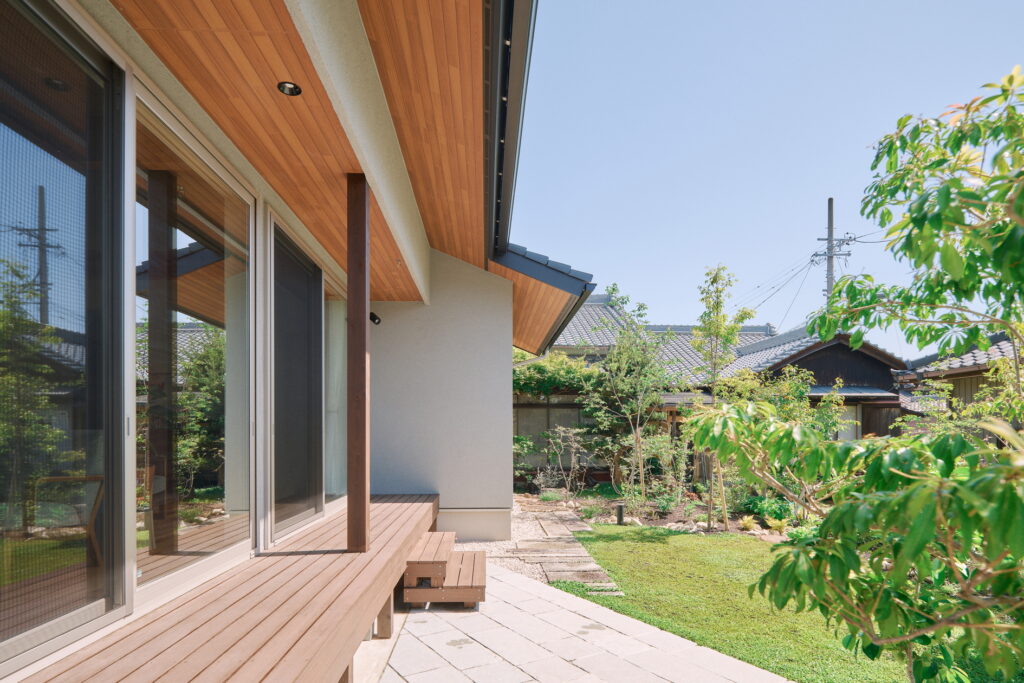 大屋根が包み込む田園の二世帯住宅/安城市 | 二十二世紀の家|ECOHAUS(エコハウス)|木の断熱材エコボード