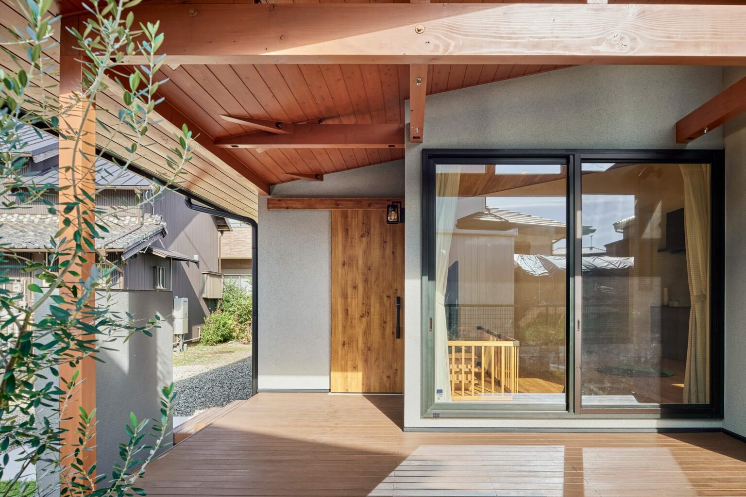 軒のあるデッキと芝生の庭/半田市 | 二十二世紀の家|ECOHAUS(エコハウス)|木の断熱材エコボード